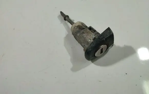 Volkswagen PASSAT B5 Front door lock (next to the handle) 