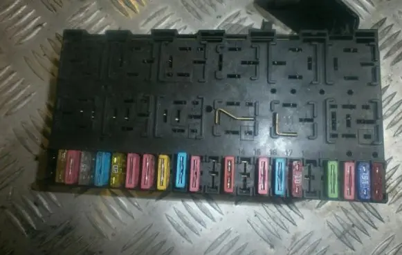 Volkswagen Polo III 6N 6N2 6NF Fuse box set 357937039