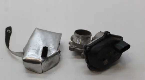 Volkswagen Tiguan Throttle valve 04L131501M