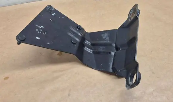 Audi A6 S6 C4 4A Intercooler pipe mounting bracket 