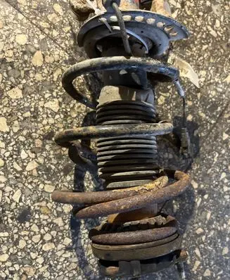 Mercedes-Benz C W203 Front shock absorber with coil spring 335922