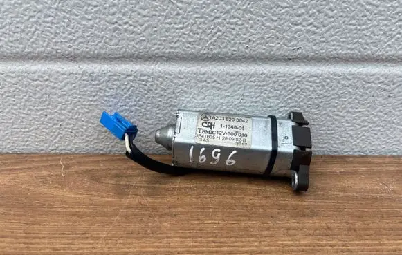 Mercedes-Benz C W203 Seat adjustment motor A2038203642 1134301 GP41B35