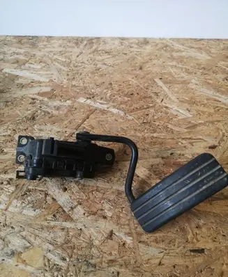 Accelerator throttle pedal
