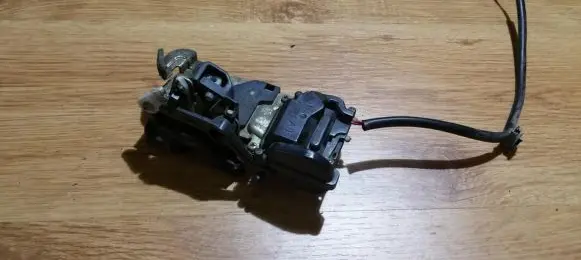 Mazda 323 F Rear door lock