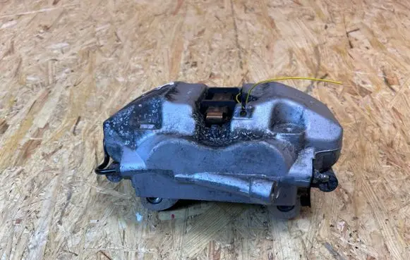 BMW 5 G30 G31 Front brake caliper 6883733