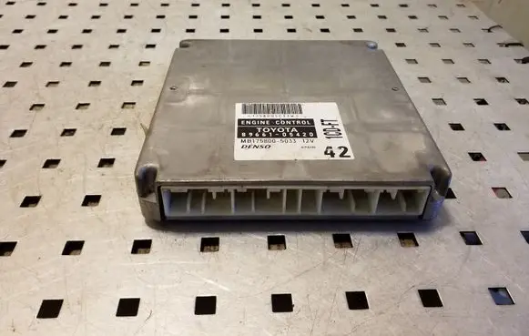 Toyota Avensis T220 Engine control unit/module 8966105420 MB1758005033