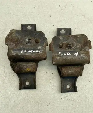 Engine mount bracket
