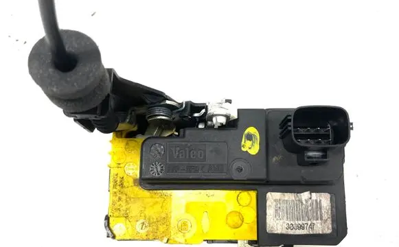 Volvo V70 Front door lock 30399747