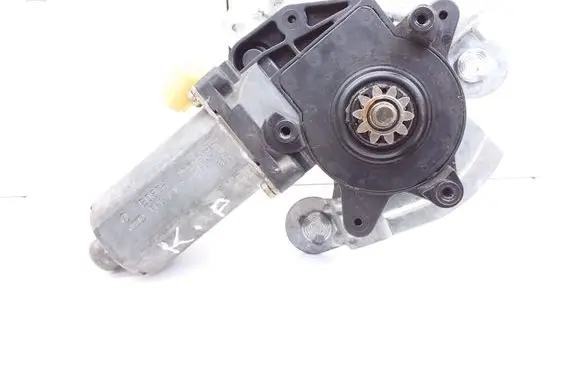 Renault Megane I Front door window regulator motor 0130821720