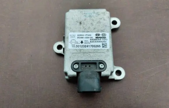 Hyundai Tucson JM ESP acceleration yaw rate sensor 956901F300 BG68103400