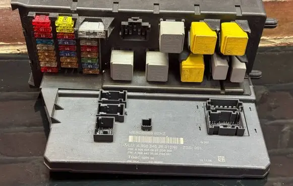 Mercedes-Benz Sprinter W906 Fuse module A9065452601 A9064420500 A9065450601
