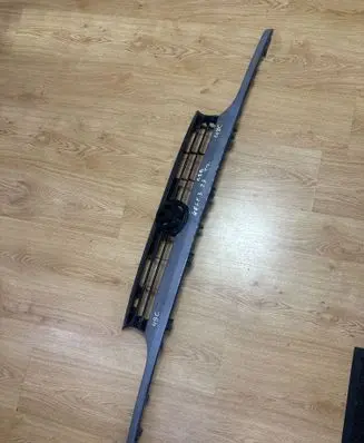 Volkswagen Golf III Front bumper upper radiator grill 1H6853653 1H6853653C
