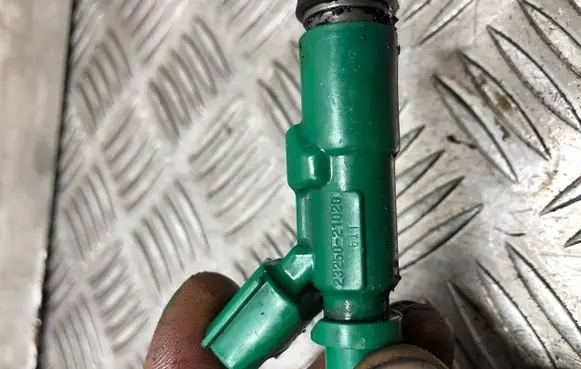 Toyota Yaris Fuel injector 2325021020