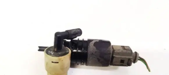 Volkswagen Golf IV Windscreen/windshield washer pump