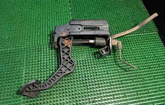 Volkswagen Golf IV Clutch pedal 1J1721373C