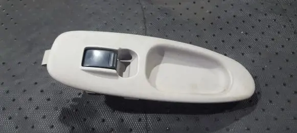 Nissan Almera Tino Front door window switch trim 0425Z
