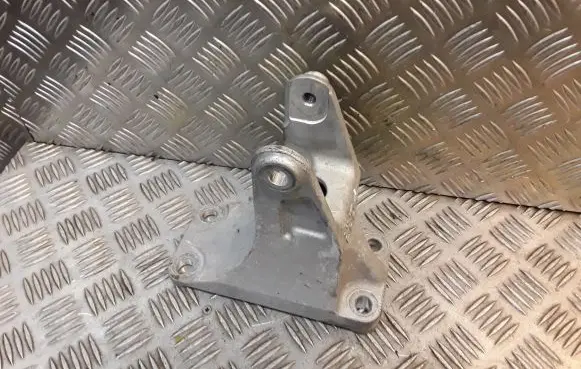 Nissan Leaf I (ZE0) Engine mounting bracket