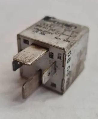 Volkswagen PASSAT B5 Other relay 8D0951253 8572187651 86130131