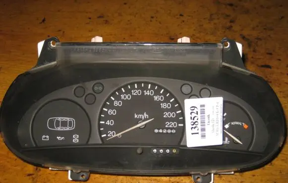 Mazda 121 SM Speedometer (instrument cluster)