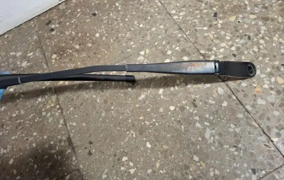 Windshield/front glass wiper blade