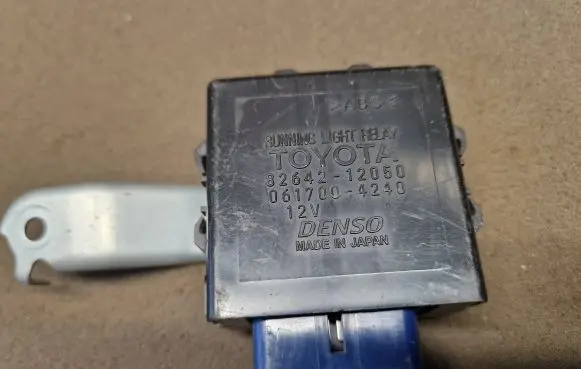 Toyota Hilux (AN10, AN20, AN30) Day light relay 8264212050