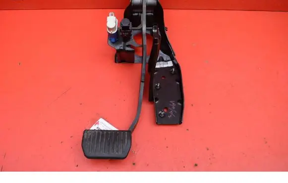 Volvo V70 Accelerator throttle pedal 31201792