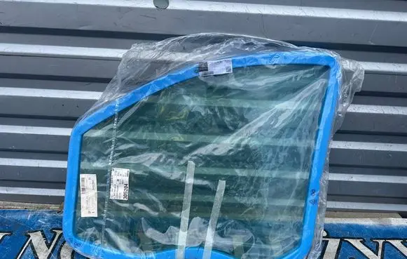 Mercedes-Benz V Class W447 Front door window glass four-door A4477250410