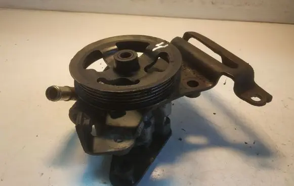 Toyota Avensis T250 Power steering pump U09