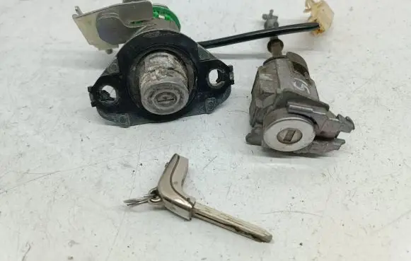 Lexus IS 220D-250-350 Front door lock (next to the handle) 