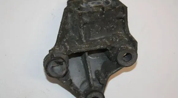 Volvo V70 Engine mounting bracket
