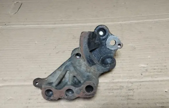 Honda CR-V Engine mounting bracket