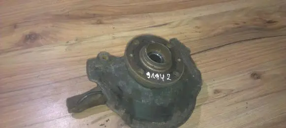 Suzuki Swift I Front wheel hub