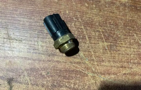 Volkswagen Golf IV Coolant temperature sensor 