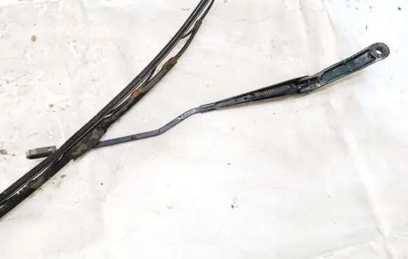 Peugeot 206 Front wiper blade arm