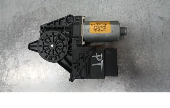 Volkswagen PASSAT B5 Rear door window regulator motor 3B5839752A