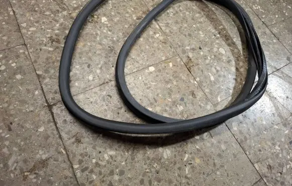 Rear door rubber seal (on body)