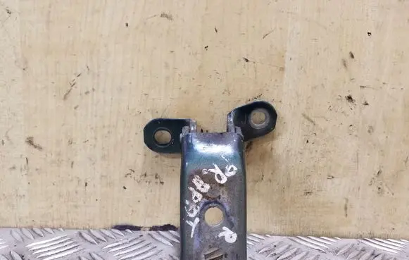 Toyota Avensis T220 Front door lower hinge 