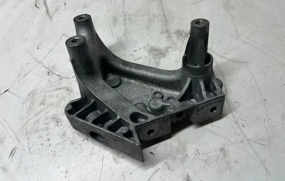 Skoda Kodiaq Engine mounting bracket 04L199207 Y210STS101