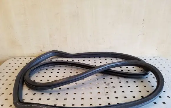 Skoda Octavia Mk2 (1Z) Rear door rubber seal (on body) 