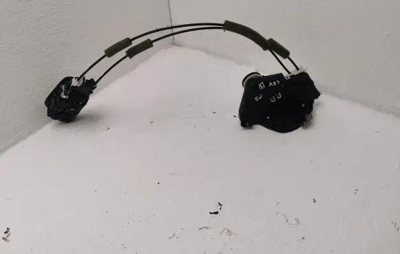 Honda CR-V Front door lock