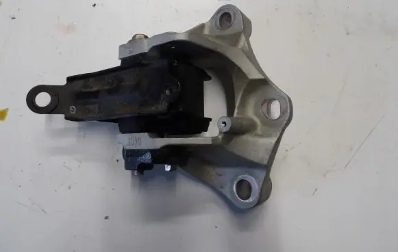 Mazda 2 Engine mounting bracket