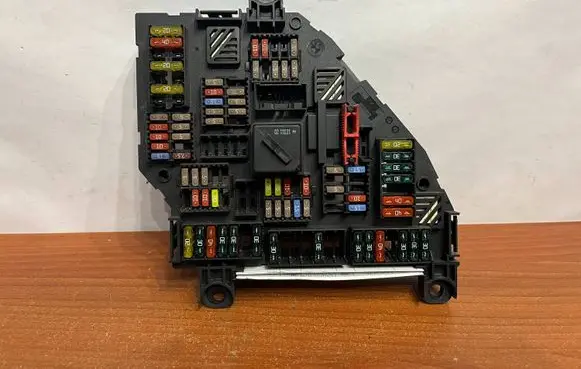 BMW 7 F01 F02 F03 F04 Fuse module 9264924 1703345 04022027
