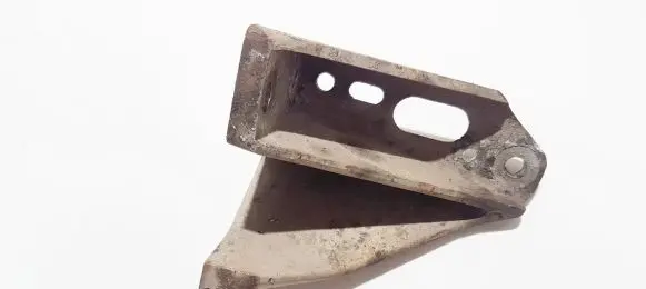 Engine mounting bracket