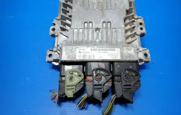 Ford Focus Engine control unit/module AV61-12A650-GG S180133020