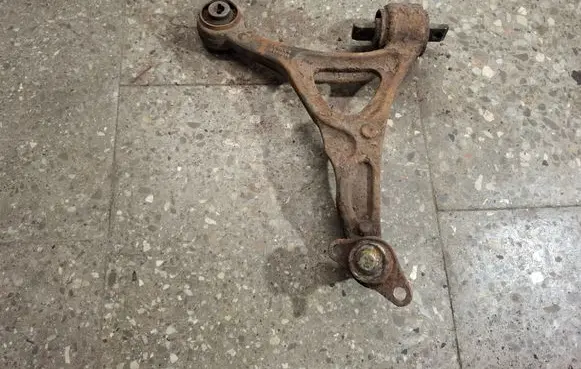 Volvo XC90 Front lower control arm/wishbone 8646614