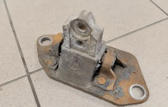 Volvo XC90 Engine mount bracket 8624757