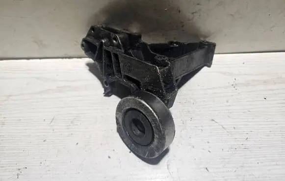 BMW 5 E39 Engine mounting bracket 2245747 11162245747