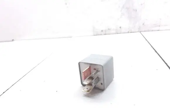 Volkswagen PASSAT B5 Other relay 8A0951253B 899578000