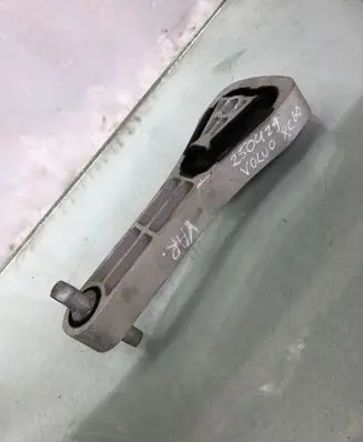 Engine mount bracket