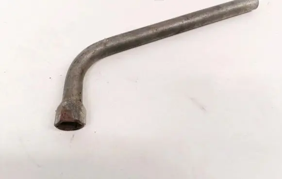 Volkswagen PASSAT B4 Wheel nut wrench 191012219